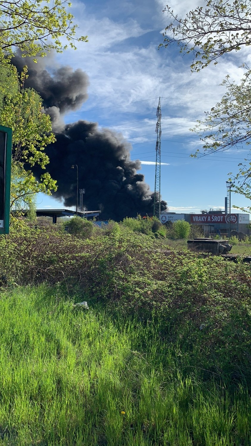 Pożar na terenie strefy przemysłowej w Ostrawie.