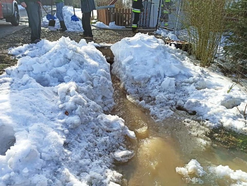 Woda zalała dom w Maćkowicach. Interweniowali strażacy z OSP [ZDJĘCIA]