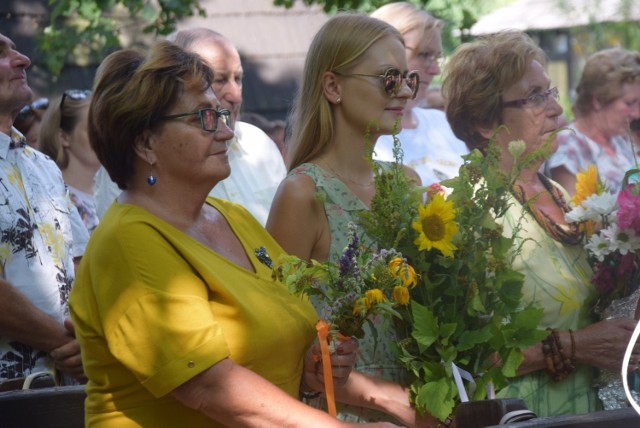 Święcenie ziół w Zagrodzie Wsi Pszczyńskiej. Msza polowa w skansenie