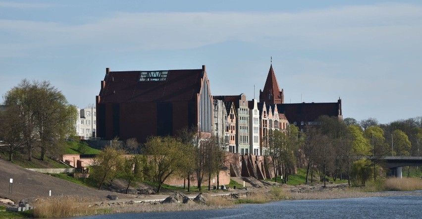 Malbork. Bulwar nad Nogatem w okolicy zamku. Obrazki z majowej niedzieli