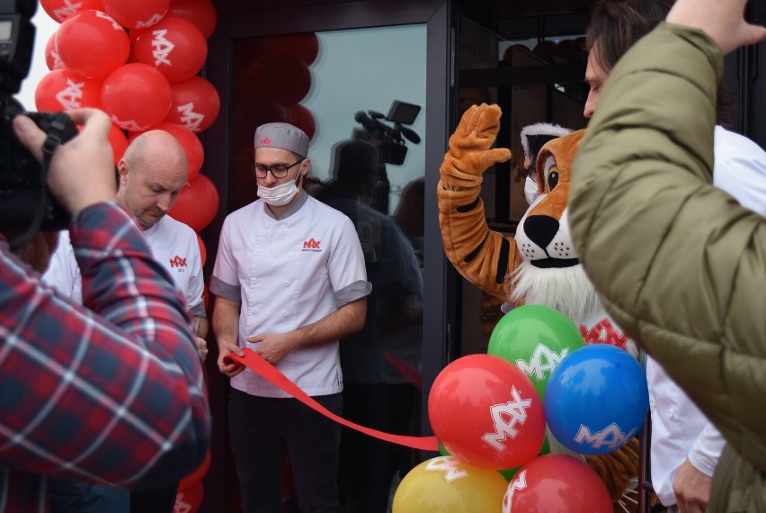 Otwarcie MAX Premium Burgers w Płocku. W lokalu zjawiły się tłumy płocczan, a prezes zdradził, dlaczego nie boi się konkurencji. Zobaczcie, jak było