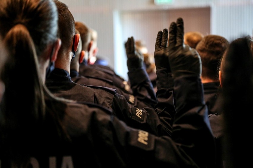 Nowi policjanci i policjantki w Małopolsce. "Czeka was ciężka służba, ale ciekawa"