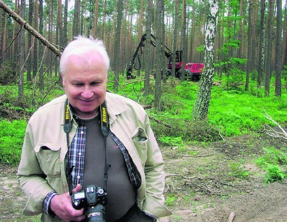 Minister Andrzej Kraszewski w kompleksie leśnym niedaleko Panek.