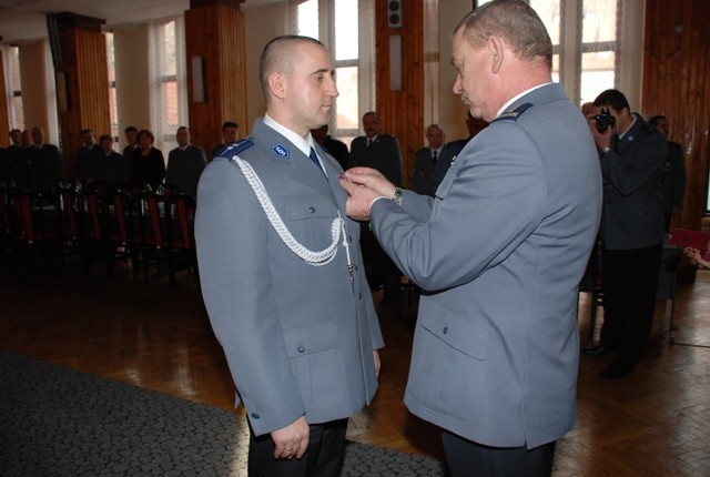 Krzyże Zasługi za Dzielność dla policjantów ze Skórcza