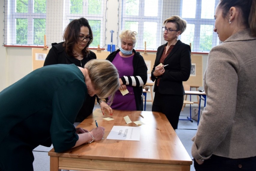 Pracownicy Uniwersytetu Zielonogórskiego, w ramach pracy nad...