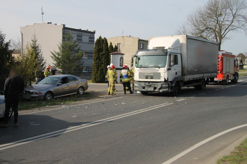 Zderzenie osobówki z ciężarówką w Kuklinowie. 64-latka ukarana mandatem [ZDJĘCIA]