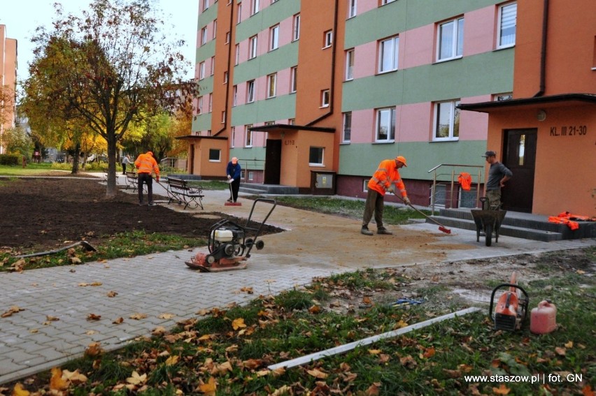 Nowy chodnik na ulicy Mickiewicza w Staszowie oddany do użytku (ZDJĘCIA)