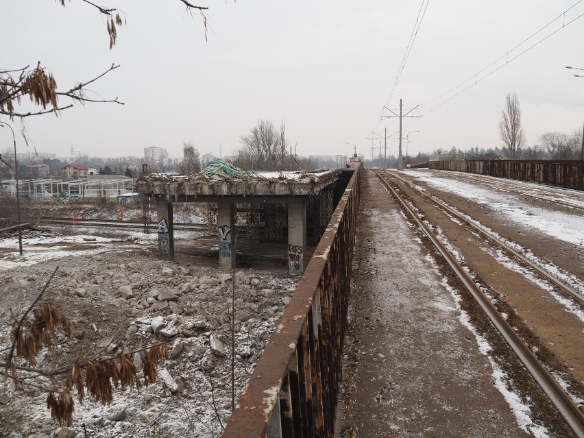 Wiadukt wymaga podparcia. Kolejny etap rozbiórki wiaduktu na ul. Przybyszewskiego odbywać się ma nad torami kolejowymi. ZDJĘCIA