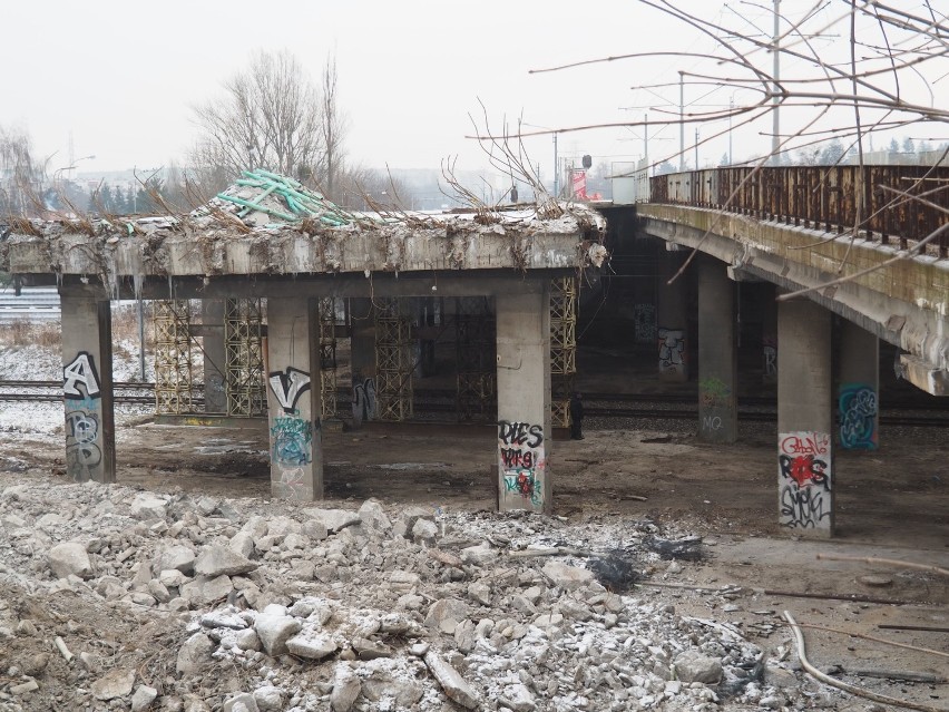 Wiadukt wymaga podparcia. Kolejny etap rozbiórki wiaduktu na ul. Przybyszewskiego odbywać się ma nad torami kolejowymi. ZDJĘCIA
