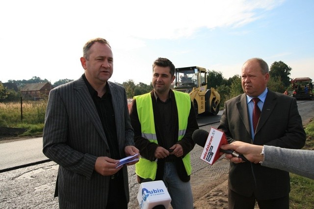 Od lewej: Mirosław Gojdź, zastępca starosty ds. infrastruktury drogowej, Krzysztof Pelc, kierownik robót i Władysław Bigus, wójt miny Rudna.