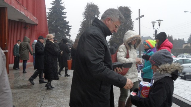 WOŚP 2016 w Tychach. Zbiórka przed kościołem w Czułowie.