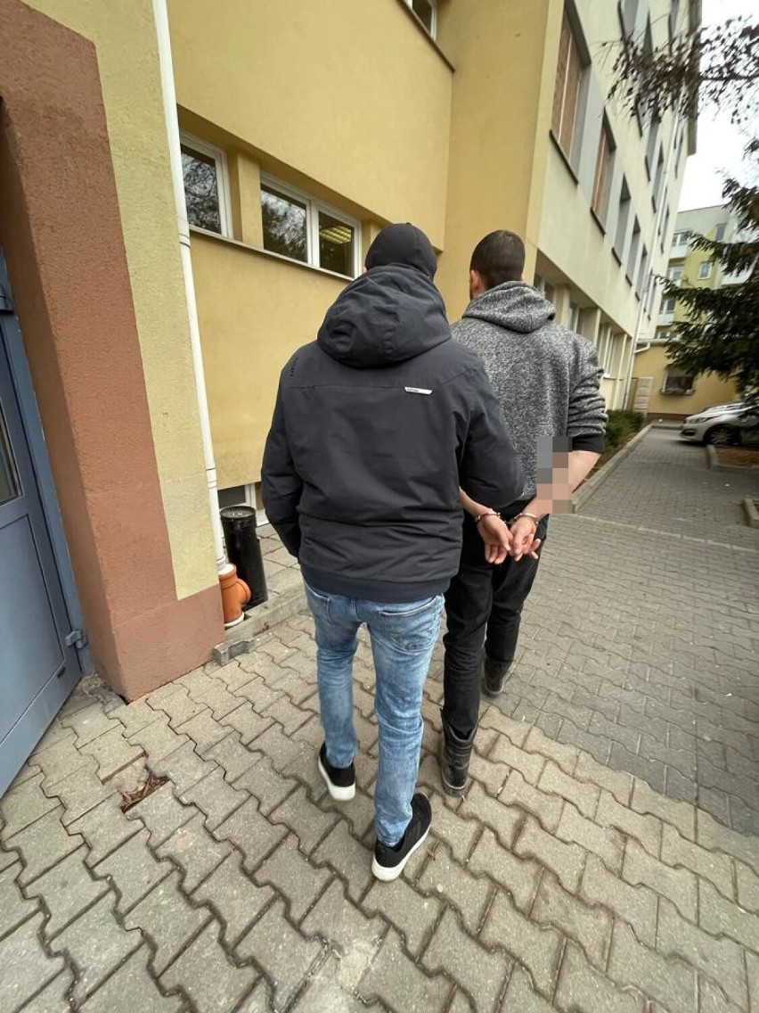 Akcja policji pod Warszawą. Funkcjonariusze zatrzymali 25-latka poszukiwanego trzema listami gończymi