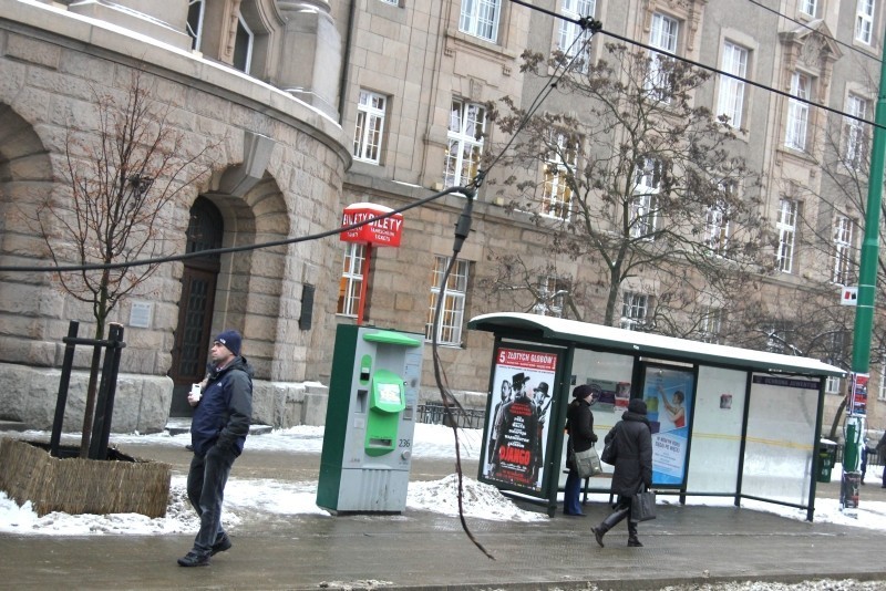 Poznań: Awaria sieci trakcyjnej. Tramwaje stoją na Fredry i Niepodległości [ZDJĘCIA, RELACJA]