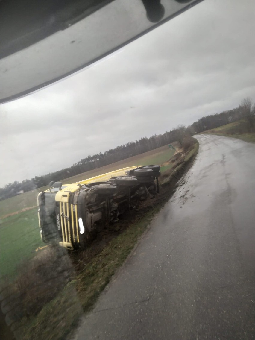 Porywisty wiatr wywraca ciężarówki na drogach. Samochody lądują w rowach i na poboczach