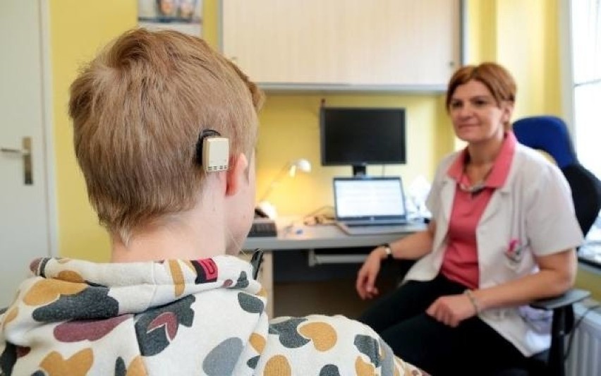 Rodzic może sterować słuchem dziecka przez telefon