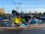 Pełne kontenery i hałdy śmieci przed 1 listopada na cmentarzach komunalnych w Bydgoszczy. Co na to ratusz? [zdjęcia]
