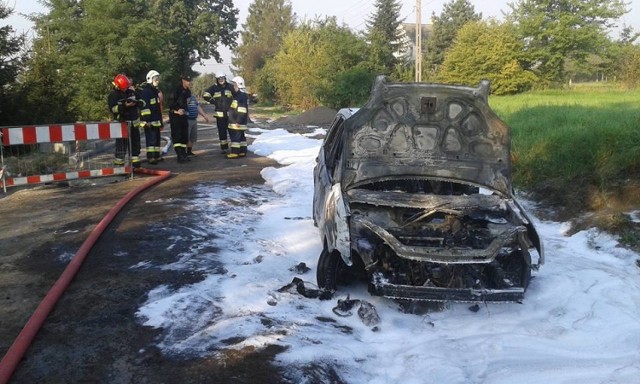 Osobowy ford spłonął doszczętnie.