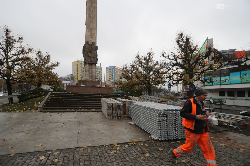 Koniec pomnika Wdzięczności Armii Radzieckiej na placu Żołnierza [wideo] 