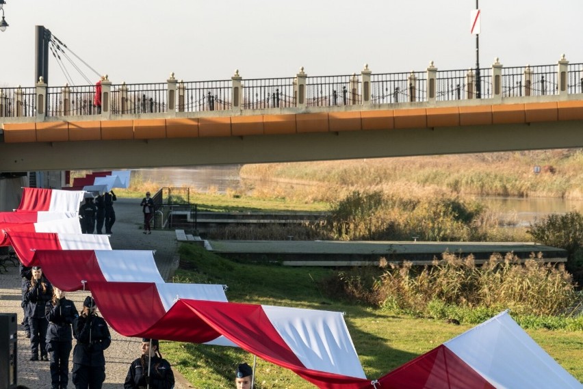 Konin.103-metrowa biało-czerwona flaga tradycyjnie w przeddzień Narodowego Święta Niepodległości na Bulwar Nadwarciański  