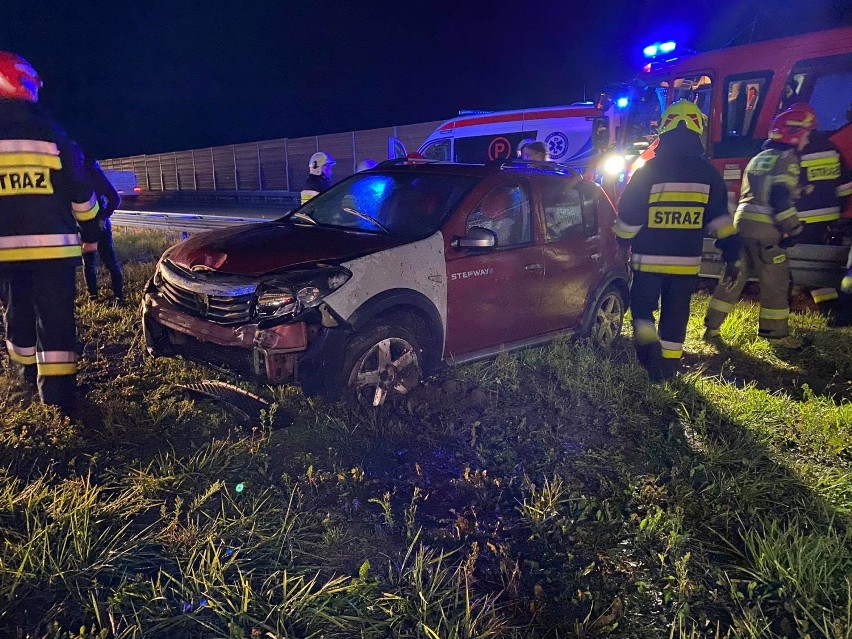 Dacia uderzyła w bariery ochronne na autostradzie A1 pod...