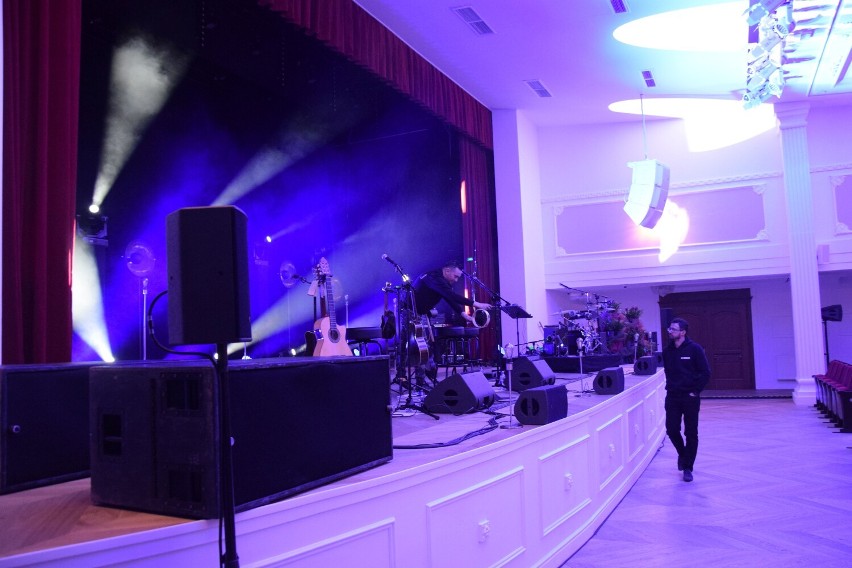 Zespół Pectus zagrał w Śremie. Publiczność fantastycznie bawiła się podczas koncertu w auli KCEK [zdjęcia]