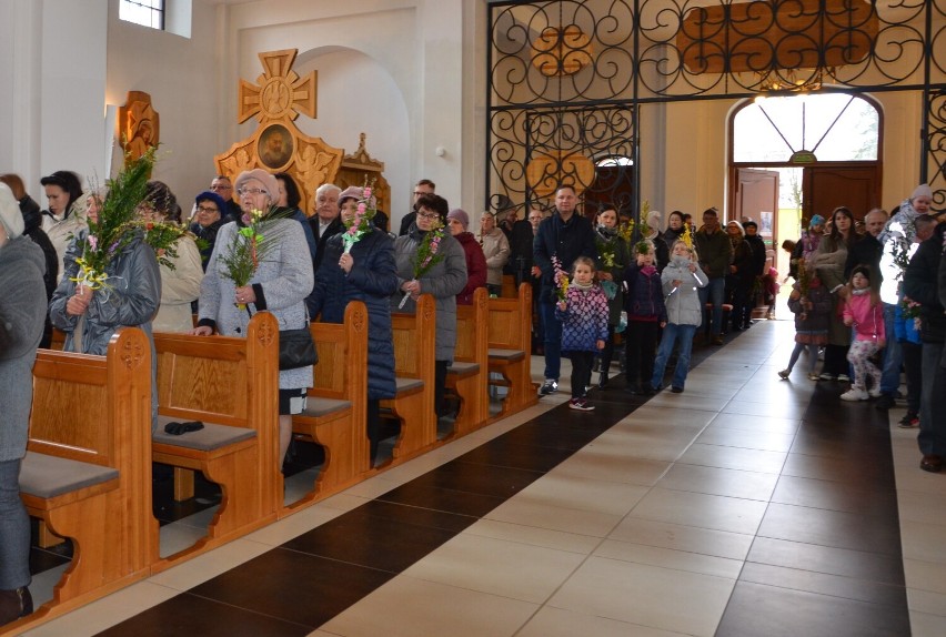 Dziś katolicy świętują Niedzielę Palmową. W kościele Św....