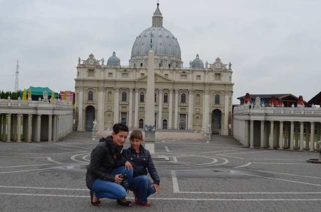 Turyści o każdej porze roku chętnie fotografują się w inwałdzkim Parku Miniatur przed bazyliką św. Piotra