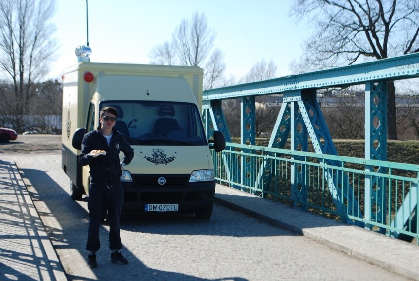 W piątek 14 marca specjalny foodtruck stanie obok Katedry...