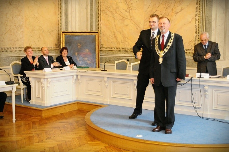 Jan Bartmiński z łańcuchem przewodniczącego