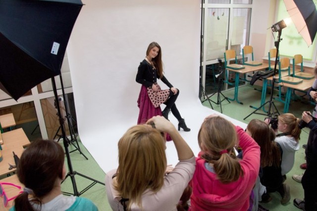 Natalia Kaźmierczak pozowała do zdjęć uczniom Szkoły Podstawowej nr 2 w Bytowie