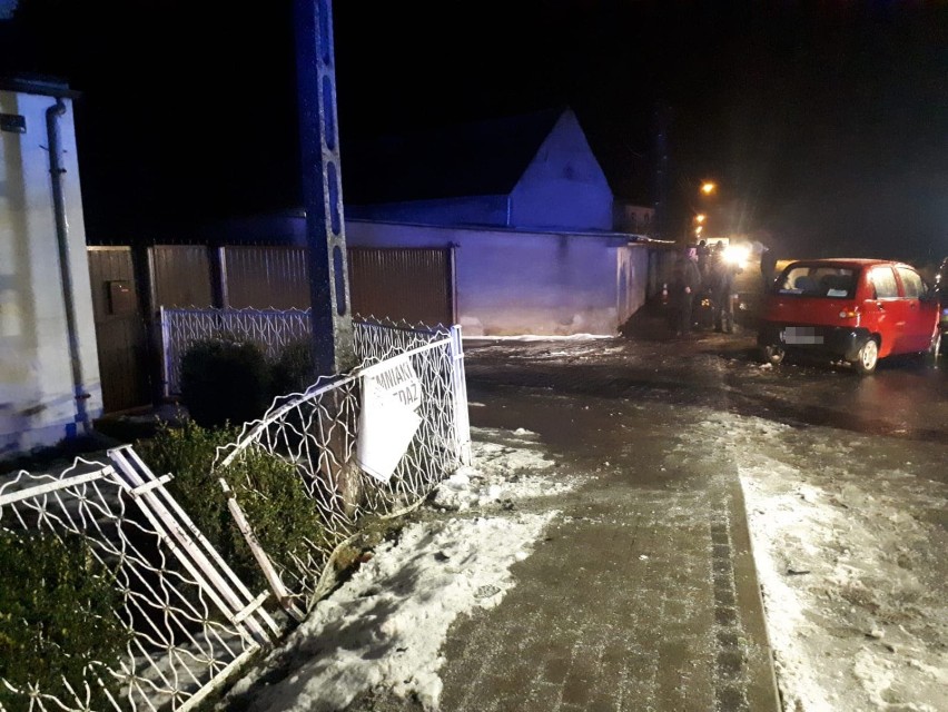 Zemsko: Matiz uderzył w płot i słup oświetleniowy. Kierowca trafił do szpitala 