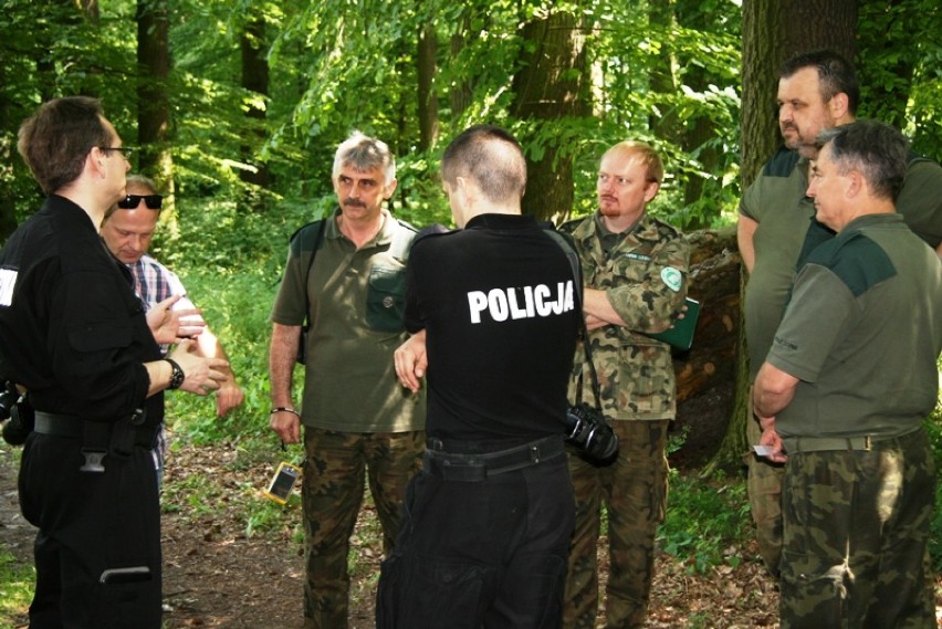 Policja Poznań: Szkolenie techników kryminalistyki w lesie