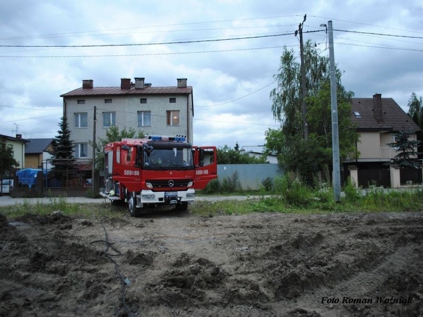 Wóz strażacki OSP Nowa Wieś podczas zabezpieczania miejsca...