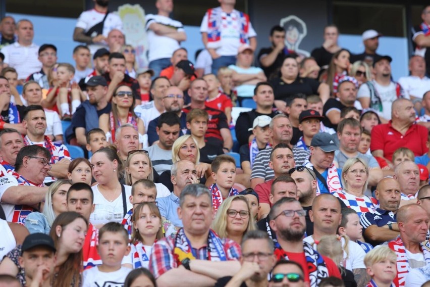 Górnik Zabrze - Cracovia. Zobacz ZDJĘCIA kibiców. Fani z trybun ostro wypowiedzieli się na temat władz miasta.