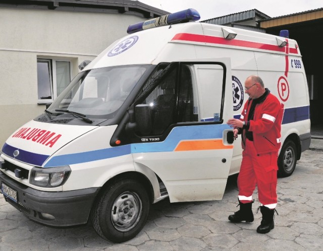 W ciągu dnia w krynickiej podstacji pogotowia ratunkowego do wyjazdu gotowa jest karetka typu "P". W nocy taki ambulans na wezwanie jedzie aż z Nowego Sącza, czyli ponad 30 kilometrów