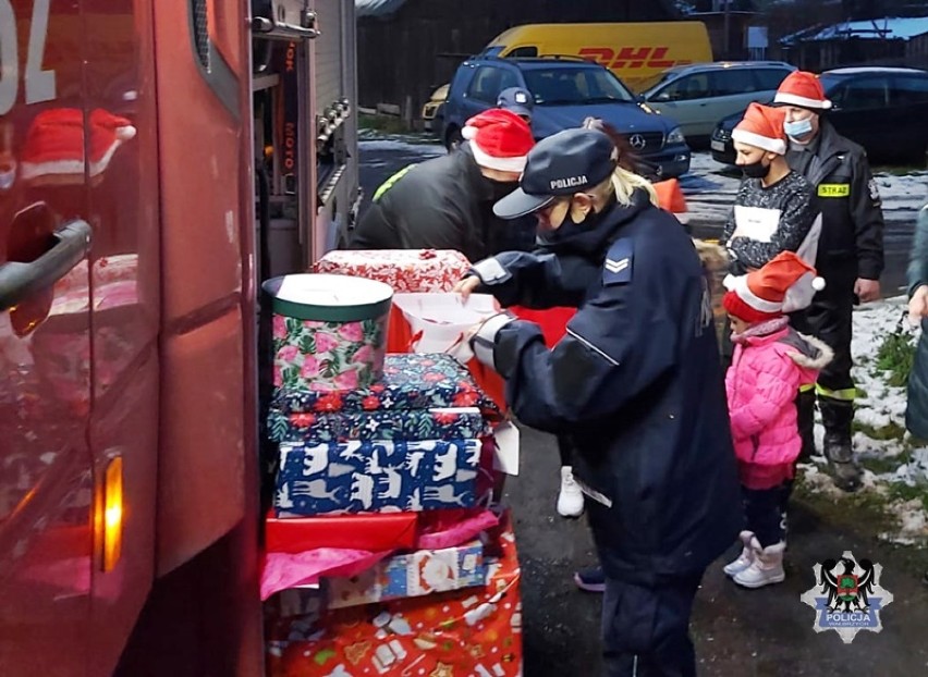 Policjanci i strażacy z Głuszycy Górnej zrobili świąteczną...