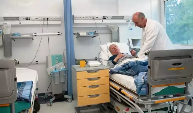 Większość pacjentów przyjmowanych do szpitala w Puszczykowie ma problemy kardiologiczne. Na zdjęciu dr Ryszard Lesiński &#8211; ordynator SOR przy pacjencie