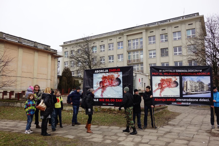 Pikieta antyaborcyjna przed szpitalem Madurowicza w Łodzi