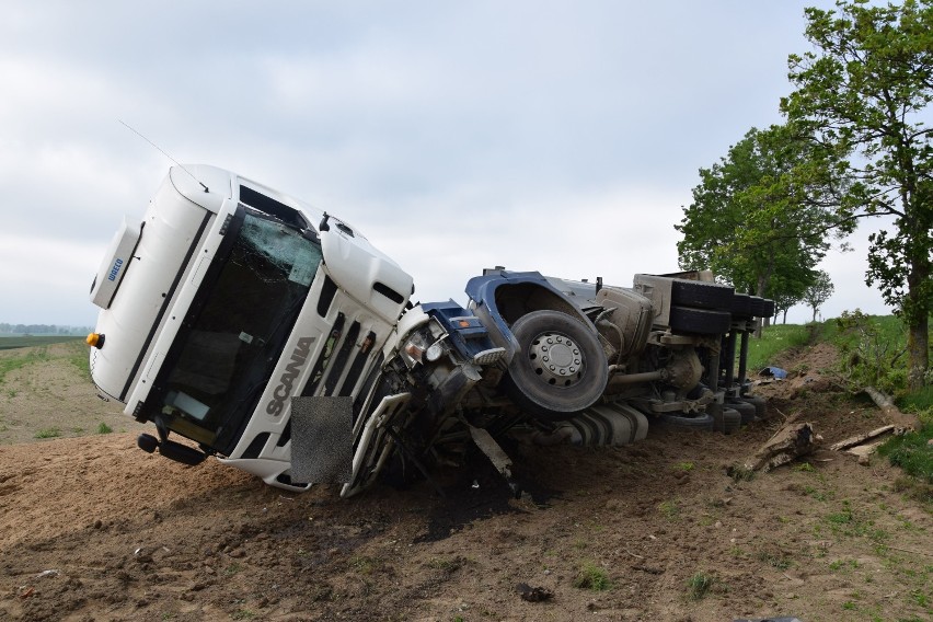 Ciężarówka z piaskiem wywróciła się na DK11 koło Szczecinka [zdjęcia]