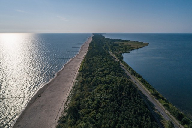 Portal European Best Destinations przygotował zestawienie najpiękniejszych plaż Starego Kontynentu. Znalazły się w nim plaże zlokalizowane na terenie Portugalii, Hiszpanii, Włoch, Grecji, Francji i… Polski! Zobaczcie, jak prezentuje się ranking najpiękniejszych plaż w Europie. Które miejsce w Polsce zostało wyróżnione przez European Best Destinations? Wyprzedziliśmy Grecję i Francję.