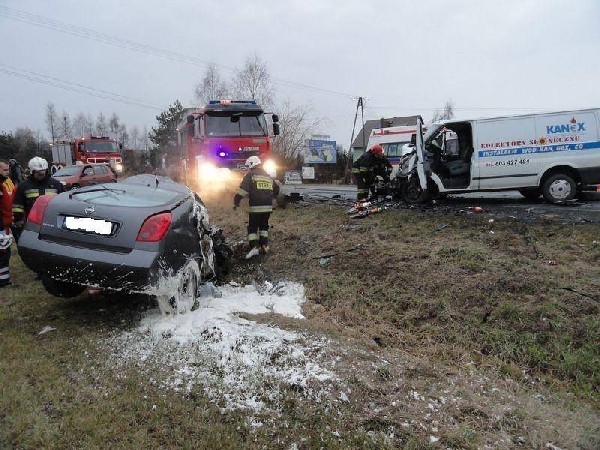 Wypadek Dąbrowa: zderzenie nissana i volkswagena, cztery osoby ranne [ZDJĘCIA]