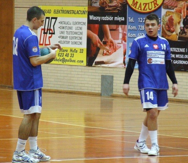 Dawid Skoczylas (z prawej) był najskuteczniejszym zawodnikiem PMOS w meczu przeciwko Agrykoli Warszawa w pierwszym dniu ćwierćfinału mistrzostw Polski juniorów w piłce ręcznej (grupa H).
