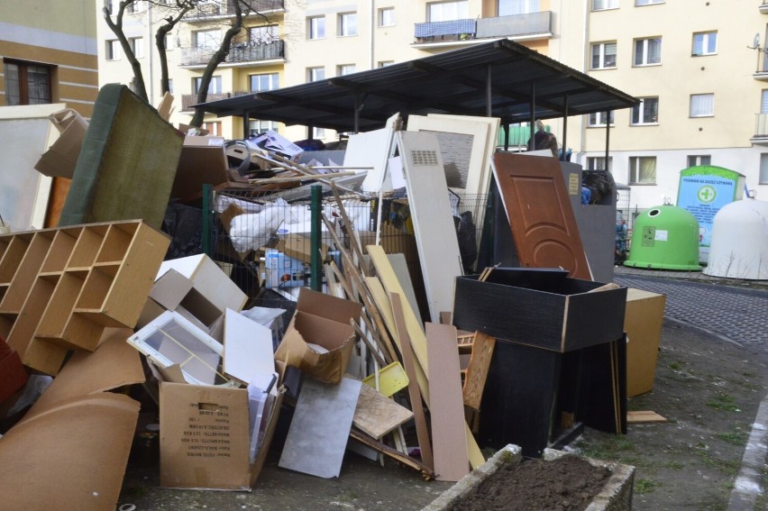 Śmieci przy ul. Skłodowskiej-Curie w Głogowie