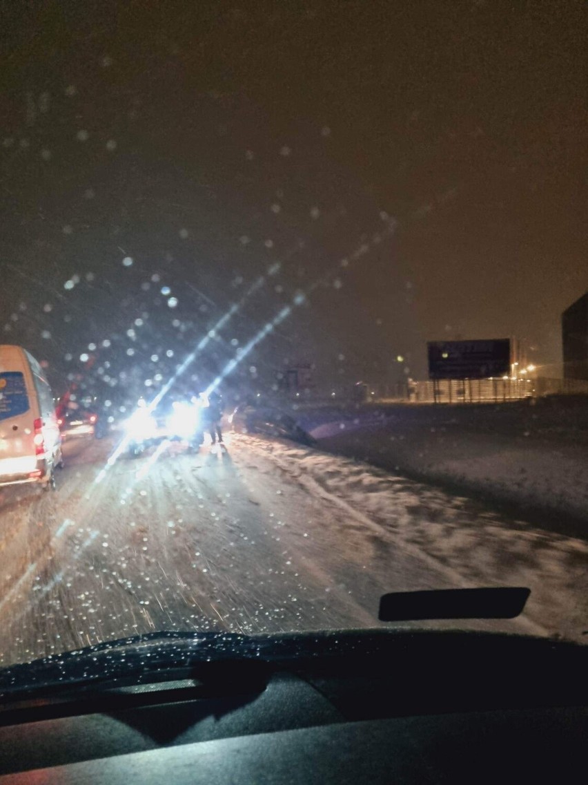 Samochody w rowach, łamiące się drzewa. Sądeckie drogie zasypane! Warunki są bardzo ciężkie, strażacy mają mnóstwo pracy 