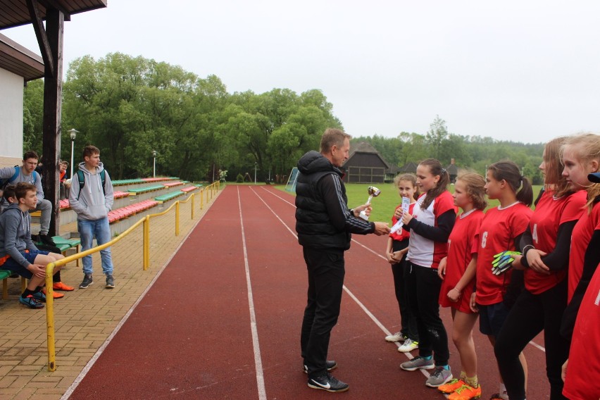 W Ostrówku rozegrano mistrzostwa powiatu wieluńskiego w piłce nożnej dziewcząt[FOTO, WYNIKI]