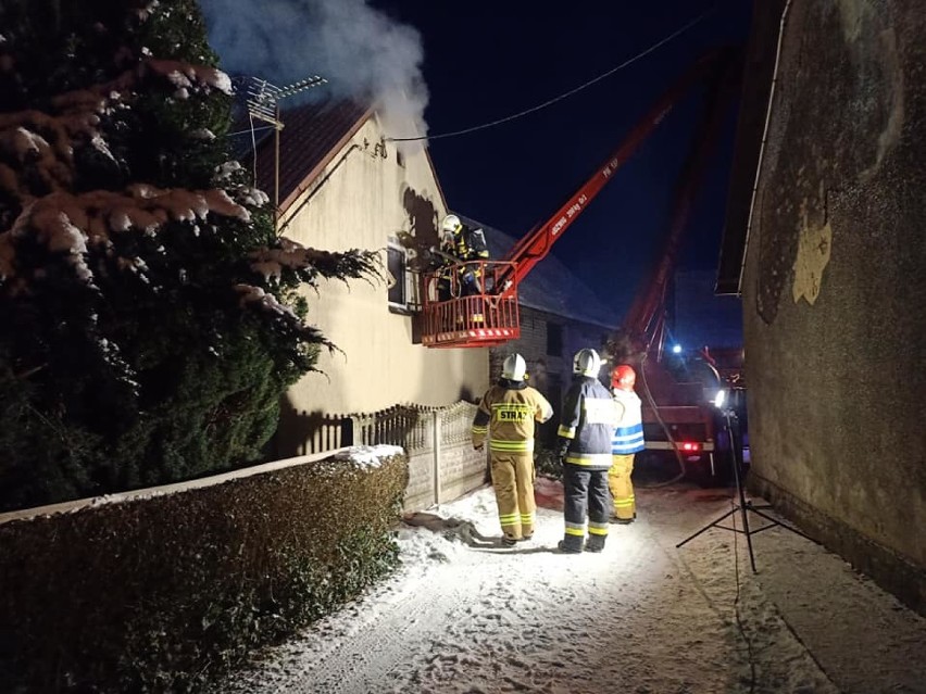 W niedzielny poranek doszło do pożaru budynku i domu w Buntowie