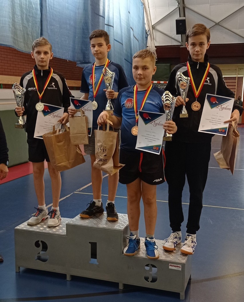 Pięć medali tenisistów UMLKS Radomsko na mistrzostwach w Moszczenicy