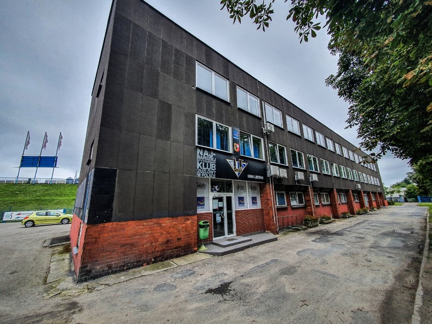 Czarny budynek w Lesznie - koniec sierpnia 2021