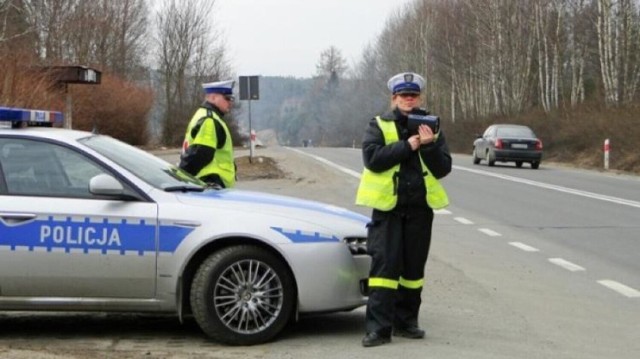 18 czerwca 2023 roku policjanci ścigali kierowcę, który nie zatrzymał się do kontroli drogowej. Do zdarzenia doszło w Kucharach