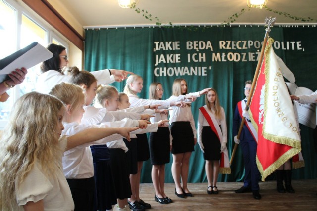 Uczniowie Zespołu Szkolno-Przedszkolnego im. KEN po raz pierwszy w historii szkoły ślubowali na sztandar